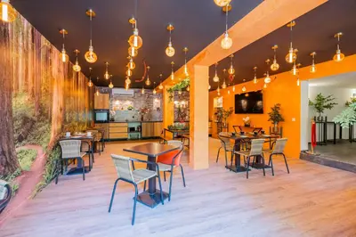 Restaurant ou autre lieu de restauration dans l'établissement Chanelya - Havre de Paix au Coeur de la Forêt