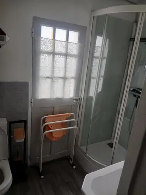 Salle de bains dans l'établissement Les Coquelicot
