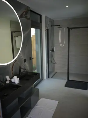 Salle de bains dans l'établissement Domaine Le Verbois