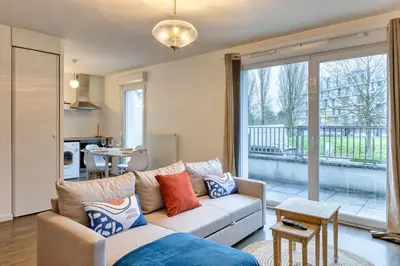 Coin salon dans l'établissement Le Nicole un appartement en duplex avec balcon et place de parking