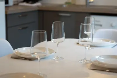 Boissons dans l'établissement Le Nicole un appartement en duplex avec balcon et place de parking
