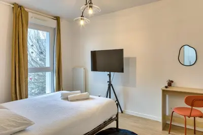 Un ou plusieurs lits dans un hébergement de l'établissement Le Nicole un appartement en duplex avec balcon et place de parking