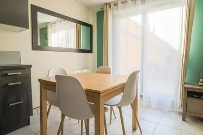 Cuisine ou kitchenette dans l'établissement Cosy en centre ville