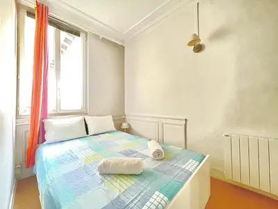 Un ou plusieurs lits dans un hébergement de l'établissement Charming Haussmannian Apartment HyperCentre