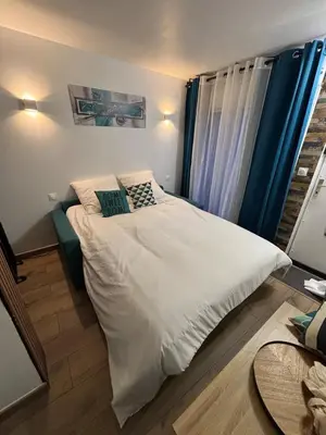 Un ou plusieurs lits dans un hébergement de l'établissement Agréable studio avec terrasse