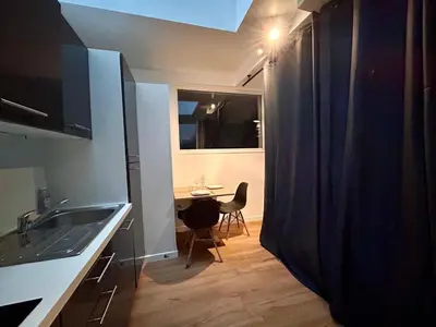 Cuisine ou kitchenette dans l'établissement Jacuzzi et confort - 002