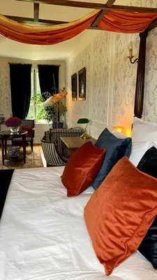Un ou plusieurs lits dans un hébergement de l'établissement Chambre d'hôtes Marina - Château Le Bas Bleu