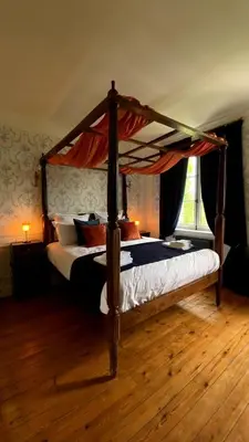 Un ou plusieurs lits dans un hébergement de l'établissement Chambre d'hôtes Marina - Château Le Bas Bleu