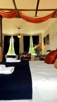 Un ou plusieurs lits dans un hébergement de l'établissement Chambre d'hôtes Marina - Château Le Bas Bleu