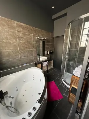 Salle de bains dans l'établissement Jardin Abbatiale