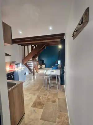 Cuisine ou kitchenette dans l'établissement Charmante Maison au calme