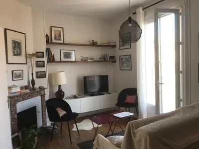 Télévision ou salle de divertissement dans l'établissement Appartement ancien cosy