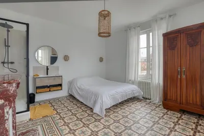 Un ou plusieurs lits dans un hébergement de l'établissement Maison spacieuse pour 8 personnes avec jardin