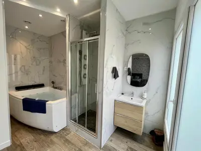 Salle de bains dans l'établissement Balnéo et relaxation - 044