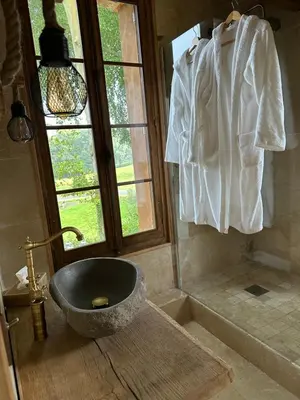 Salle de bains dans l'établissement Évasion Champêtre avec Jacuzzi Havre de Paix en Normandie