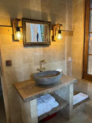 Salle de bains dans l'établissement Évasion Champêtre avec Jacuzzi Havre de Paix en Normandie