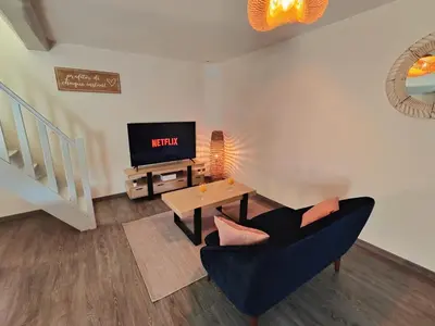 Télévision ou salle de divertissement dans l'établissement LA BULLE ROMANTIQUE, Suite avec jacuzzi privatif