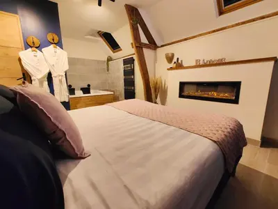 Un ou plusieurs lits dans un hébergement de l'établissement LA BULLE ROMANTIQUE, Suite avec jacuzzi privatif