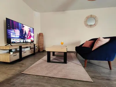 Télévision ou salle de divertissement dans l'établissement LA BULLE ROMANTIQUE, Suite avec jacuzzi privatif
