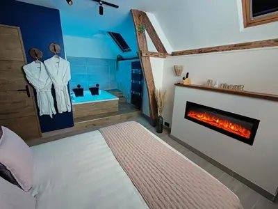 Un ou plusieurs lits dans un hébergement de l'établissement LA BULLE ROMANTIQUE, Suite avec jacuzzi privatif