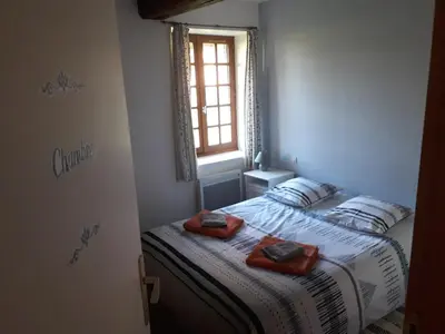 Un ou plusieurs lits dans un hébergement de l'établissement Petite maison et grand jardin Wifi Mer a 20 minutes