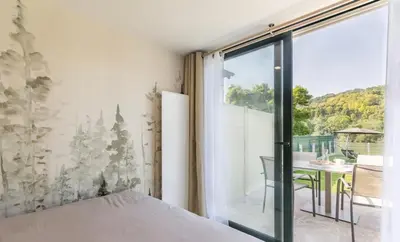 Balcon ou terrasse dans l'établissement Charmant chalet en bord de Seine