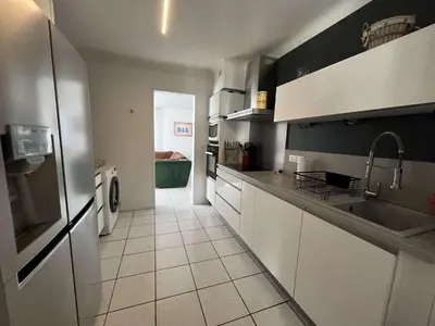 Cuisine ou kitchenette dans l'établissement Le Beau Séjour Appartement - Elégant et Spacieux- Proche Aéroport