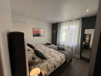 Un ou plusieurs lits dans un hébergement de l'établissement Le Beau Séjour Appartement - Elégant et Spacieux- Proche Aéroport