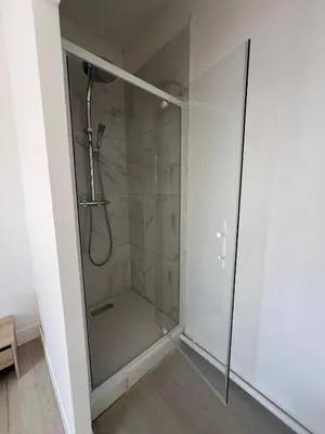 Salle de bains dans l'établissement Le Robespierre