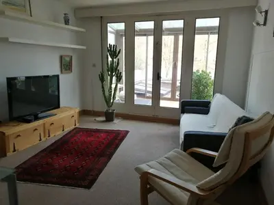 Télévision ou salle de divertissement dans l'établissement Maison sculptée