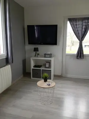 Télévision ou salle de divertissement dans l'établissement La Petite Maison