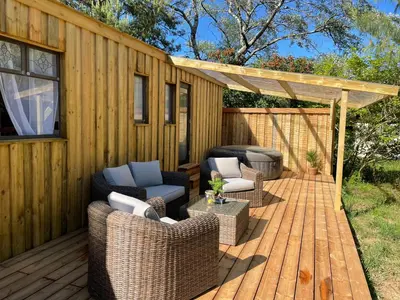 Coin salon dans l'établissement Le Gîte des Oiseaux Un Mobil-Home au Cœur des Champs