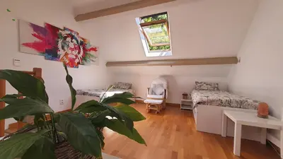 Coin salon dans l'établissement Gîte des Bruyères à Coye-la-Forêt