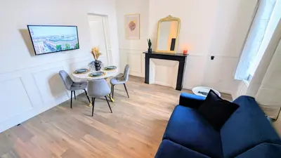 Télévision ou salle de divertissement dans l'établissement L'haussmannien 1er Étage