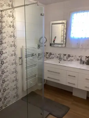 Salle de bains dans l'établissement Chambre d'hôtes la Suite Maximinoise parking privé à 5mn de Chantilly et à proximité de Senlis et autoroute A1,Parc Astérix, Pierrefonds, Compiegne, Aéroport Roissy Charles de Gaulle