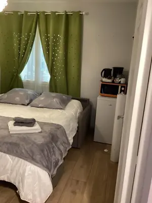 Un ou plusieurs lits dans un hébergement de l'établissement Chambre d'hôtes la Suite Maximinoise parking privé à 5mn de Chantilly et à proximité de Senlis et autoroute A1,Parc Astérix, Pierrefonds, Compiegne, Aéroport Roissy Charles de Gaulle