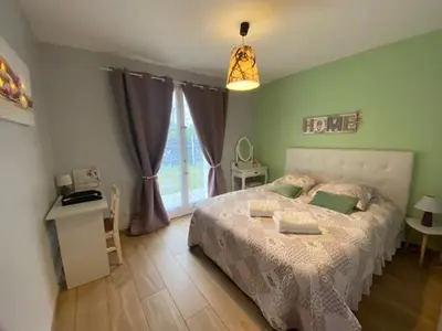 Un ou plusieurs lits dans un hébergement de l'établissement Chambre d'hôtes la Suite Maximinoise parking privé à 5mn de Chantilly et à proximité de Senlis et autoroute A1,Parc Astérix, Pierrefonds, Compiegne, Aéroport Roissy Charles de Gaulle