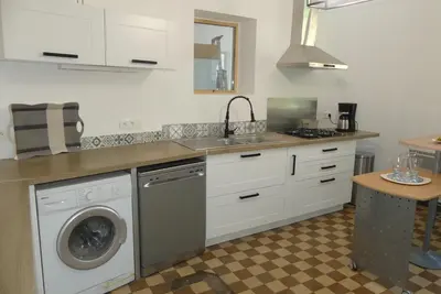 Cuisine ou kitchenette dans l'établissement La Maison de Mémé gîte 14 pers aux portes de la Baie de Somme