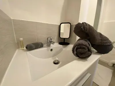 Salle de bains dans l'établissement Petit Cocon au Centre de Rouen - 027