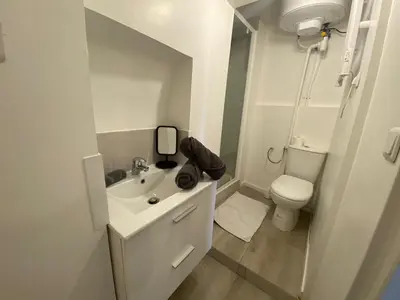 Salle de bains dans l'établissement Petit Cocon au Centre de Rouen - 027