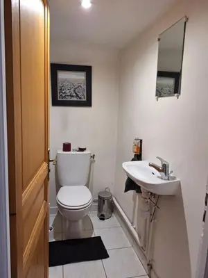 Salle de bains dans l'établissement Les toits de Mantes