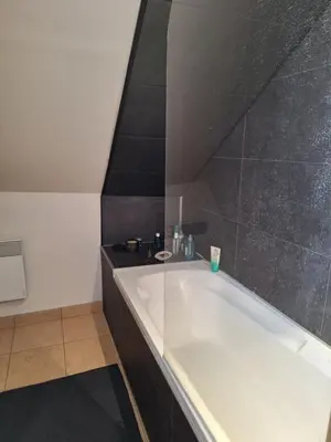 Salle de bains dans l'établissement Les toits de Mantes