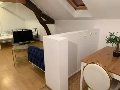 Télévision ou salle de divertissement dans l'établissement Mantes home