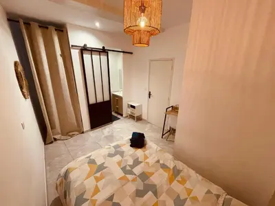 Un ou plusieurs lits dans un hébergement de l'établissement Luxe Caché Balnéo et Sauna Privés - 372