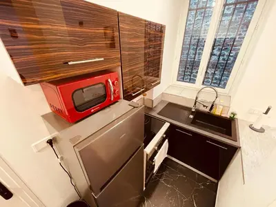 Cuisine ou kitchenette dans l'établissement Luxe Caché Balnéo et Sauna Privés - 372