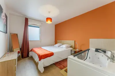 Un ou plusieurs lits dans un hébergement de l'établissement L’Oasis Normande - Centre-ville de Rouen