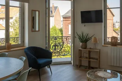 Télévision ou salle de divertissement dans l'établissement App Marguerite - Villa Bon Accueil proche mer