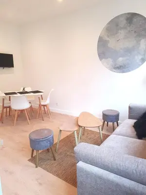 Télévision ou salle de divertissement dans l'établissement Les Bons Enfants 7