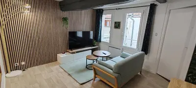 Télévision ou salle de divertissement dans l'établissement L'Oasis Amiénoise - Le Quai Amiénois