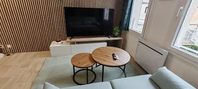 Télévision ou salle de divertissement dans l'établissement L'Oasis Amiénoise - Le Quai Amiénois